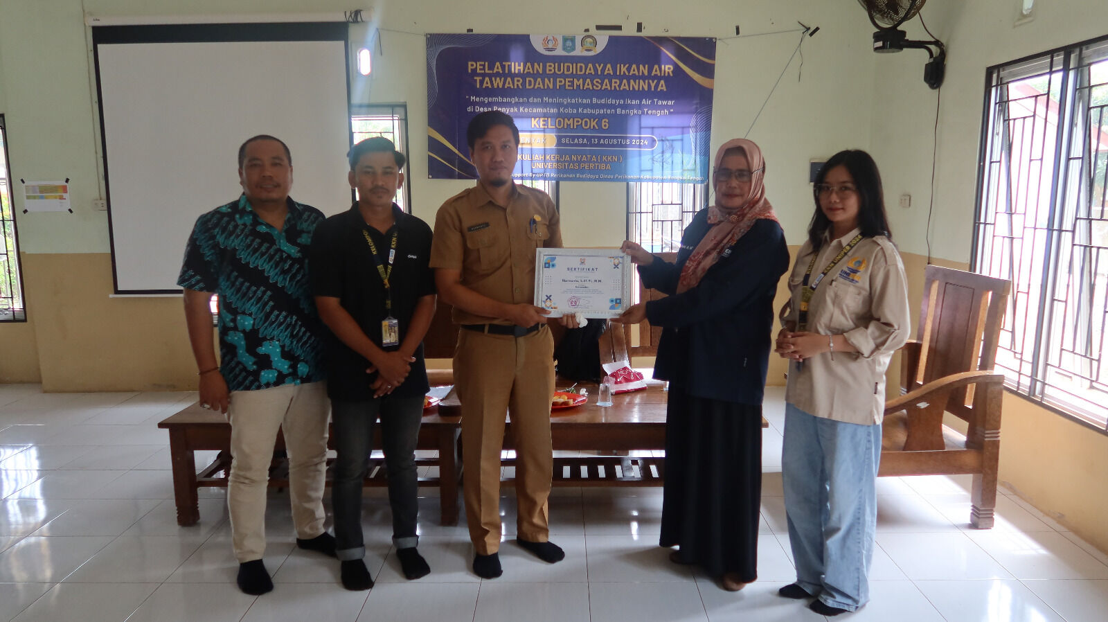 MAHASISWA KKN UNIVERSITAS PERTIBA ADAKAN PELATIHAN BUDIDAYA IKAN AIR TAWAR DI DESA PENYAK DAN  PEMASARANNYA