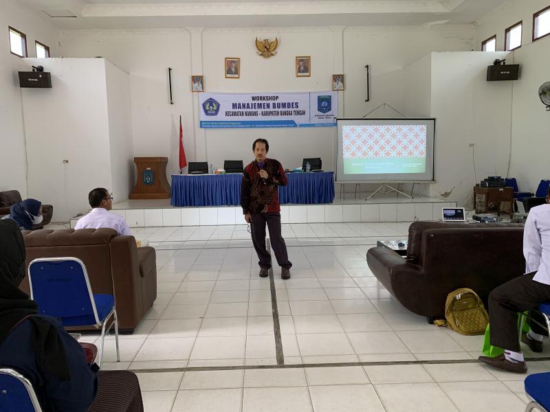 Dr (C). Suhardi, S.E., M.Sc., Ak.CA. Memberikan Materi Mengenai Manajemen BUMDes