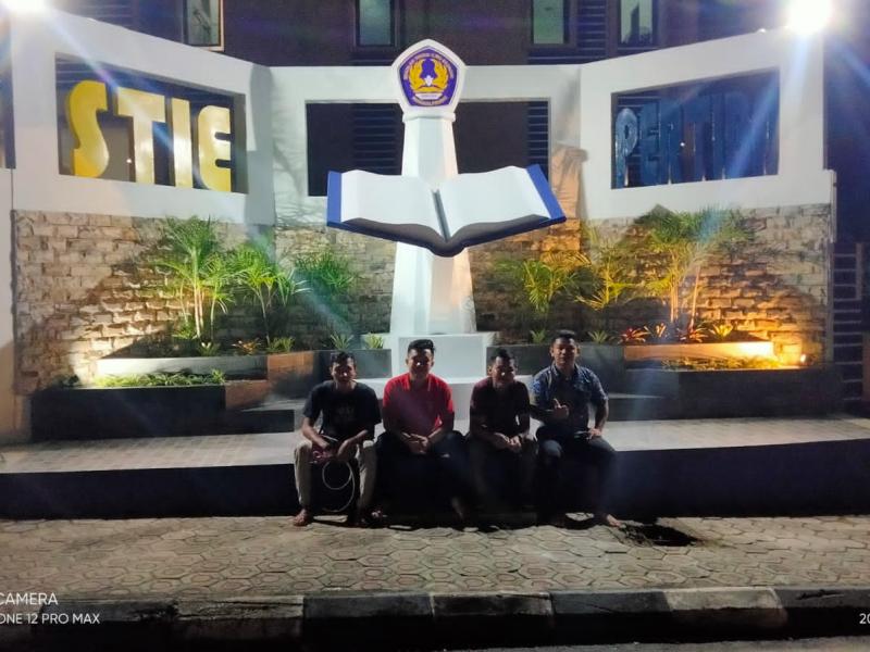 Suasana Tugu Malam Hari