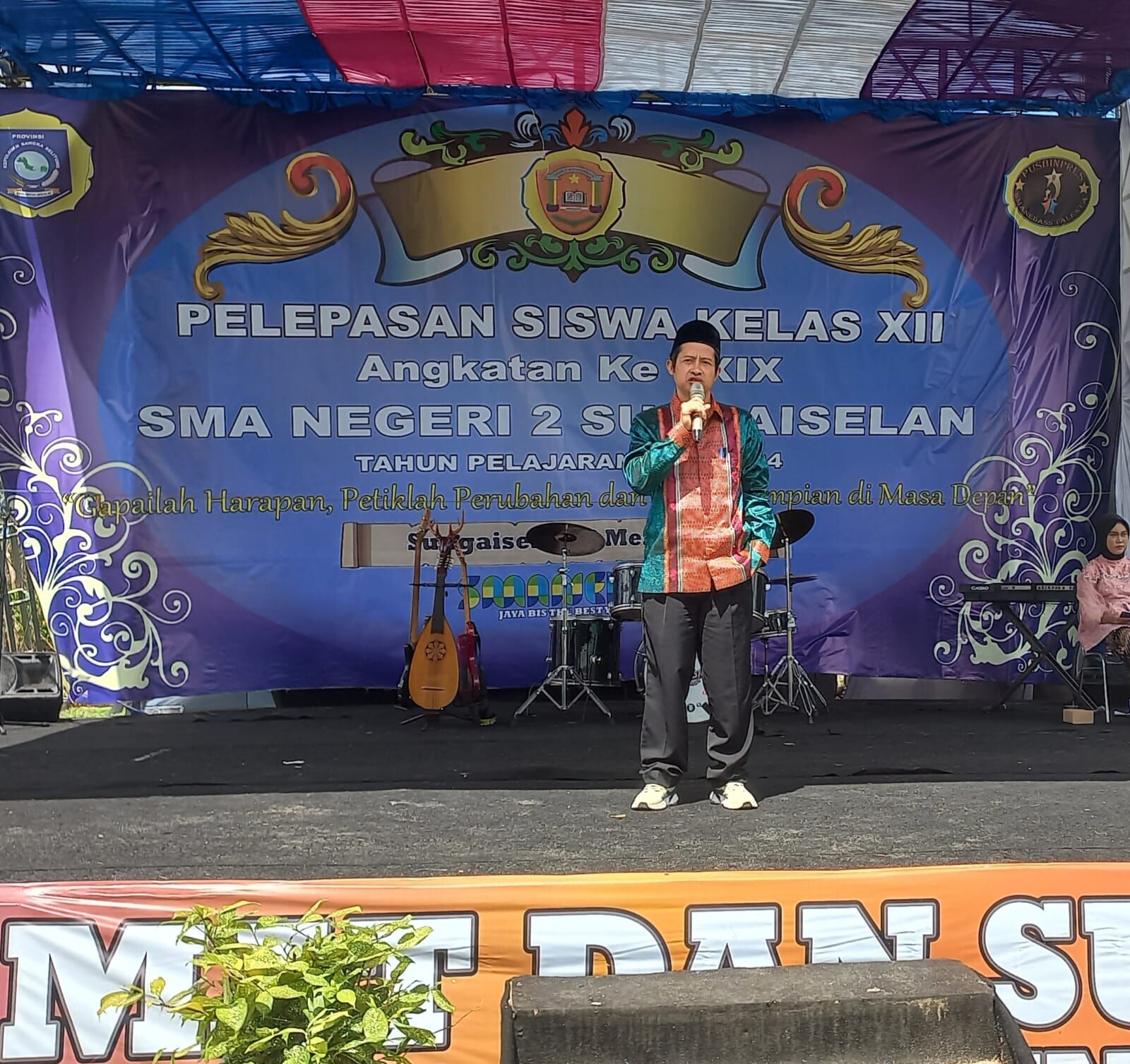 Rektor Universitas Pertiba Berikan Sambutan Inspiratif dan Berikan Bea Siswa pada Pelepasan Siswa SMA Negeri 2 Sungai Selan