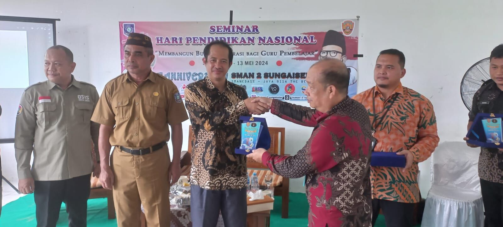 Seminar Hari Pendidikan Nasional Membangun Literasi Bagi Guru Pembelajaran di SMAN 2 Sungaiselan: Kolaborasi Pemangku Kepentingan Pendidikan Bangka Belitung