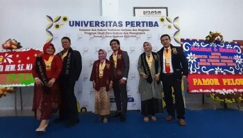 3 Pasangan Suami-Istri Yudisium Magister Manajemen di Universitas Pertiba