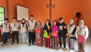 KKN Uniper Kelompok 4 Dukung Ketahanan Pangan, Bagikan Paket Sembako untuk Lansia di Desa Tukak