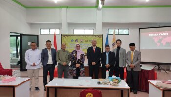 Pj Walikota Pangkalpinang Menghadiri Mahasiswa UNIPER dalam Sidang Tesis Komprehensif: Meningkatkan Kompetensi Pendidikan di Lingkungan Pemerintahan