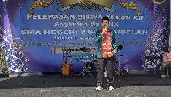 Rektor Universitas Pertiba Berikan Sambutan Inspiratif dan Berikan Bea Siswa pada Pelepasan Siswa SMA Negeri 2 Sungai Selan