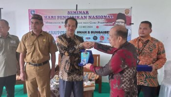 Seminar Hari Pendidikan Nasional Membangun Literasi Bagi Guru Pembelajaran di SMAN 2 Sungaiselan: Kolaborasi Pemangku Kepentingan Pendidikan Bangka Belitung
