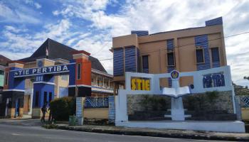 STIE PERTIBA Bangun Tugu Pena dan Buku Wujud Pentingnya Pendidikan